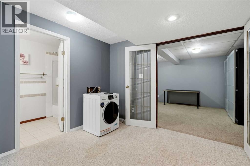 












175 Shannon Circle SW

,
Calgary,




Alberta
T2Y2L1

