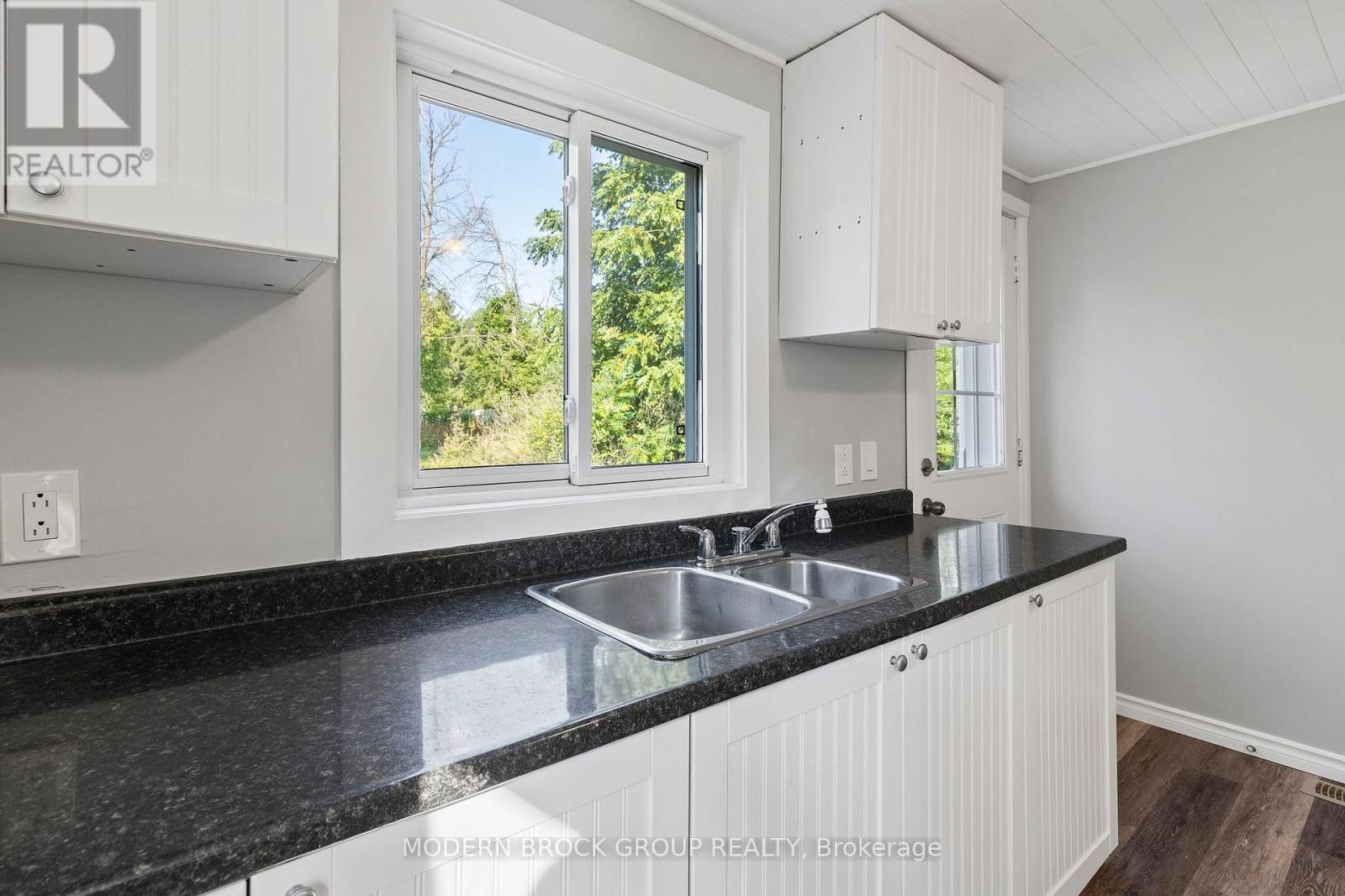












190 ORMOND STREET

,
Brockville,




Ontario
K6V2L3

