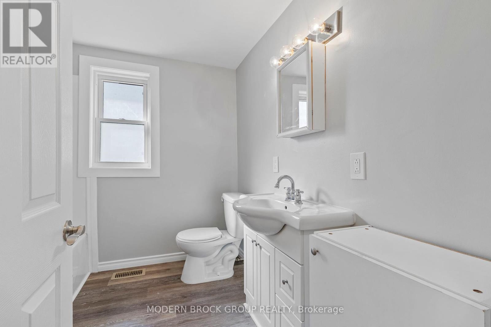 












190 ORMOND STREET

,
Brockville,




Ontario
K6V2L3

