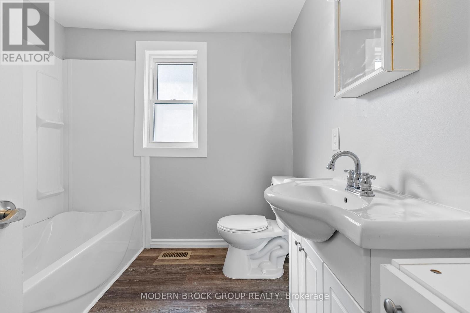 












190 ORMOND STREET

,
Brockville,




Ontario
K6V2L3


