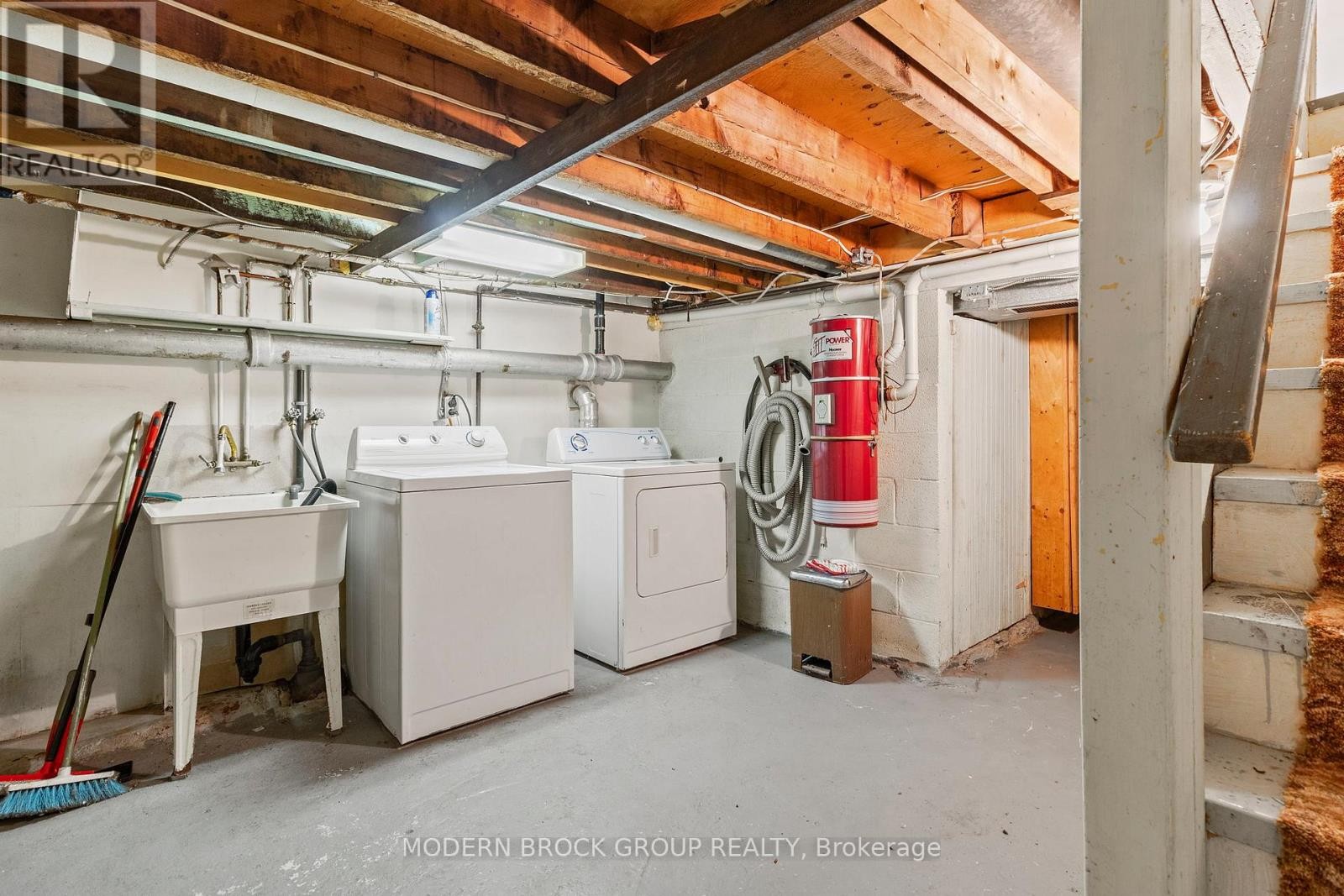 












35 BROADWAY AVENUE

,
Brockville,




Ontario
K6V1T9

