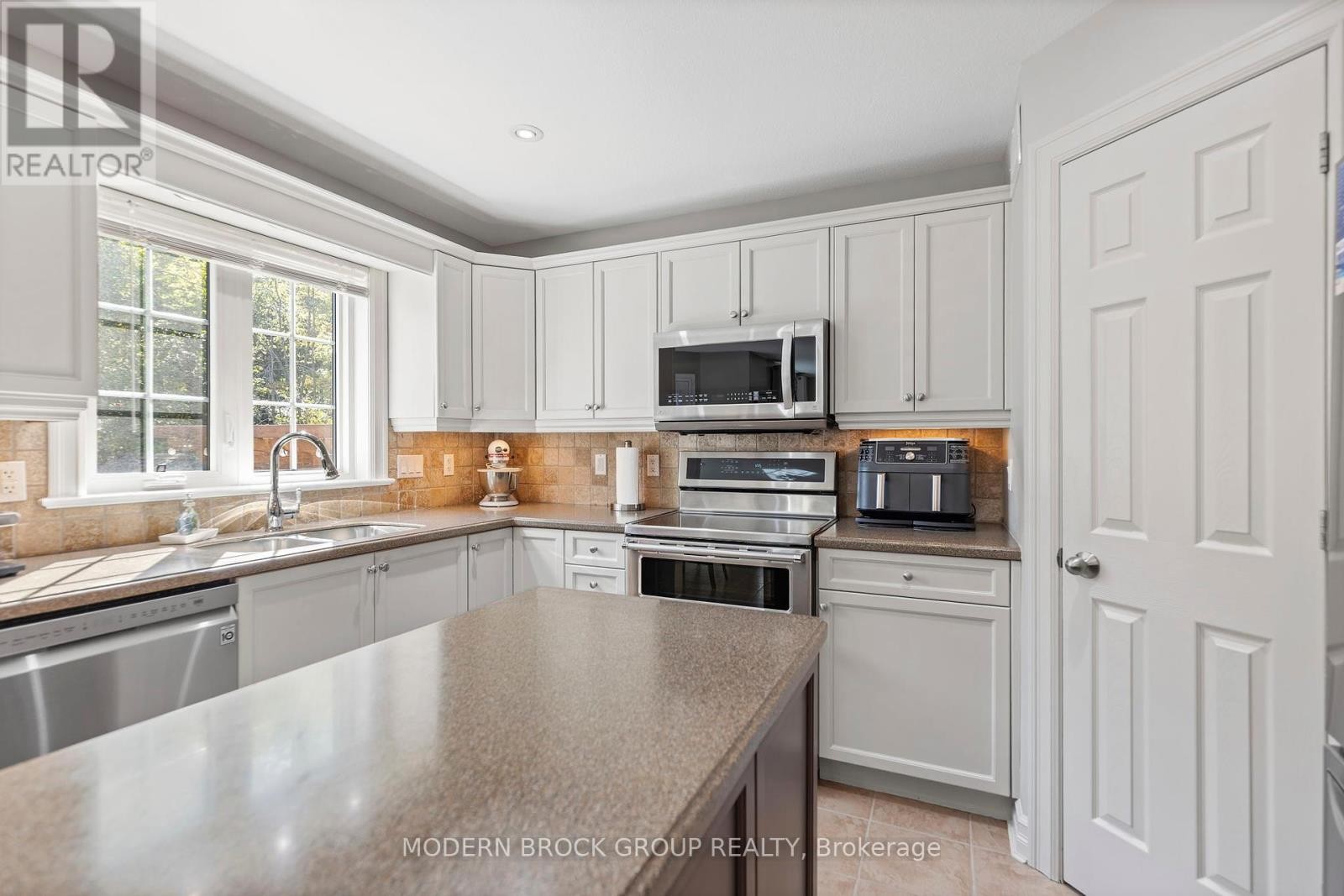 












1021 KINGSWOOD STREET

,
Brockville,




Ontario
K6V7G1

