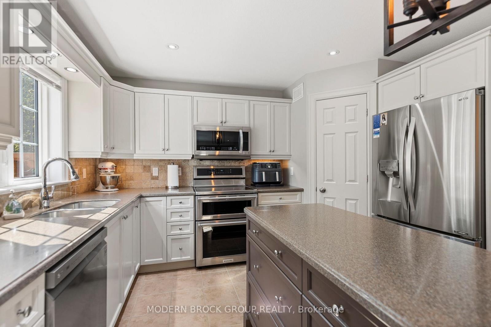 












1021 KINGSWOOD STREET

,
Brockville,




Ontario
K6V7G1

