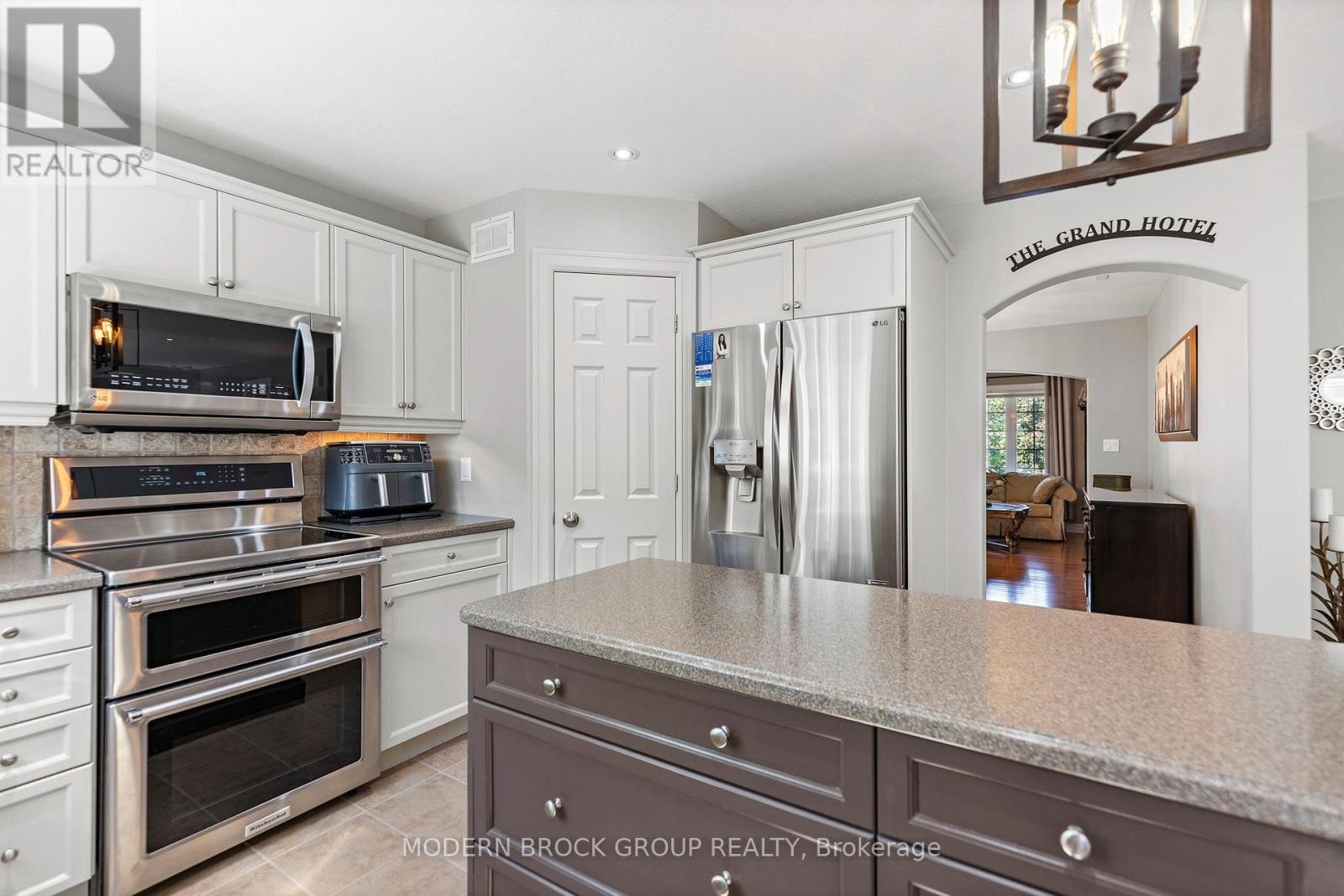 












1021 KINGSWOOD STREET

,
Brockville,




Ontario
K6V7G1

